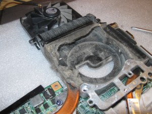 czyszczenie laptopa z kurzu