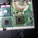 Układ graficzny G84-600-A2 wewnątrz laptopa DELL XPS M1530. Jest to karta graficzna GeForce 8600M GT.
