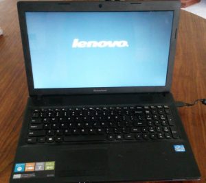 zatrzymuje się na logo lenovo laptop